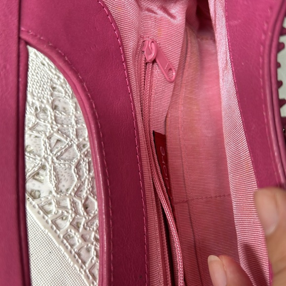 🖤Isabella Fiore Pink Leather clutch with 3D Floral Appliqué RARE - Picture 16 of 17